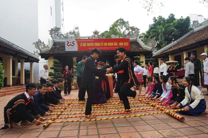 Tiết mục múa sạp do các em học sinh trường THPT Dân tộc nội trú N’Trang Lơng trình diễn.